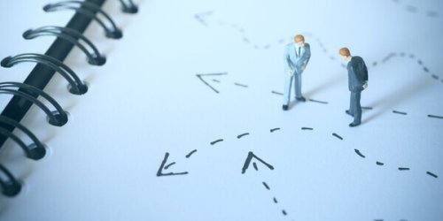 Personaggi in miniatura che rappresentano il pensiero reversiibile