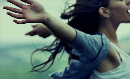 Ragazza con le braccia aperte, felice di essere una persona autorealizzata