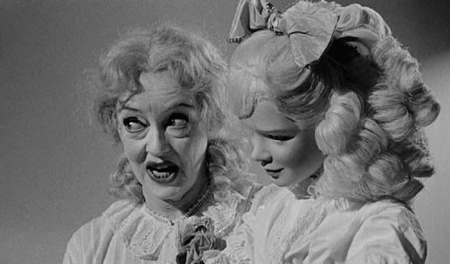 Scena del film "Che fine ha fatto Baby Jane?", in cui una donna tiene una bambola