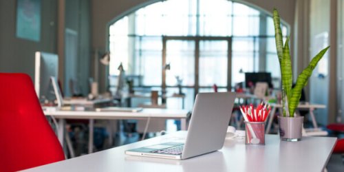 Scrivania da lavoro con computer