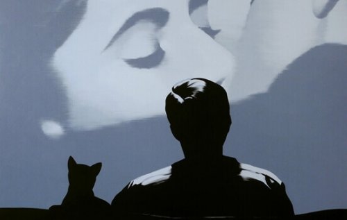 Uomo che guarda un film d'amore