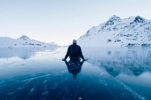 Uomo seduto sopra al ghiaccio