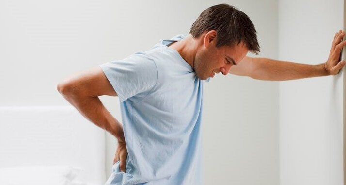 Uomo con mal di schiena