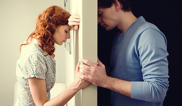 Coppia separata da una porta