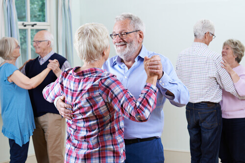 Persone anziane che ballano in coppia