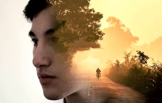 Ragazzo con moto sullo sfondo