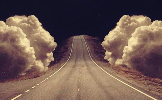 Strada accerchiata da nuvole 1