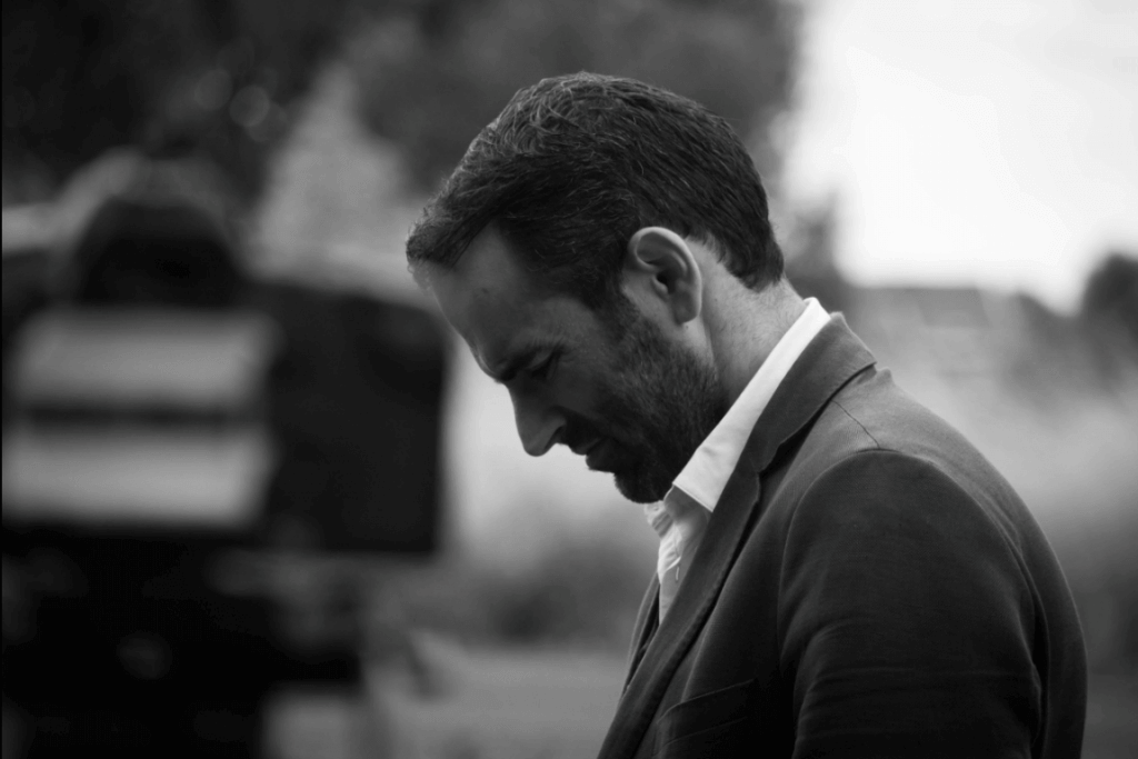 Uomo vittima di mobbing