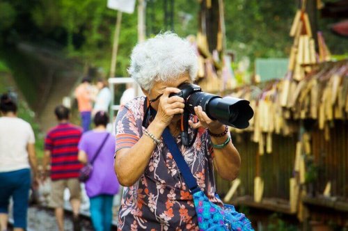 Donna anziana che fa una foto