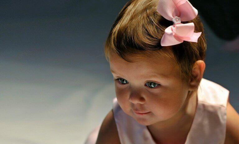 Bambina con fiocco rosa