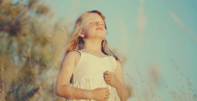 Bambina che fa esercizi di respirazione per bambini