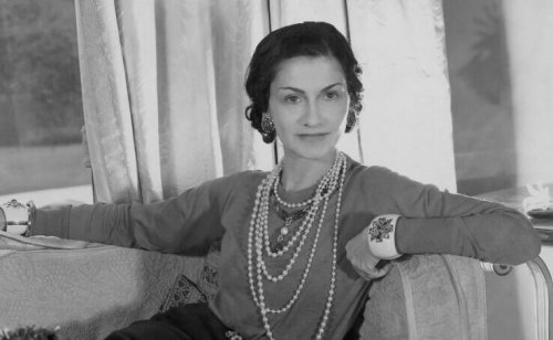 Coco Chanel in posa