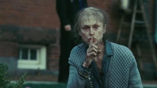 Donna che fa gesto di stare zitti