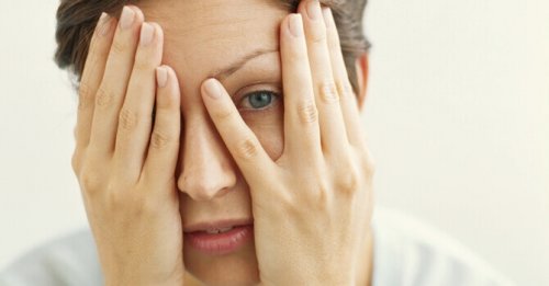 Donna che si copre il volto con le mani