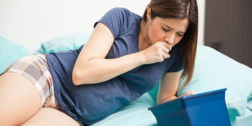 Donna incinta con pregoressia mentre si induce il vomito