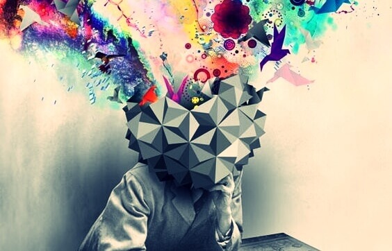 Persona con testa di cubo a colori