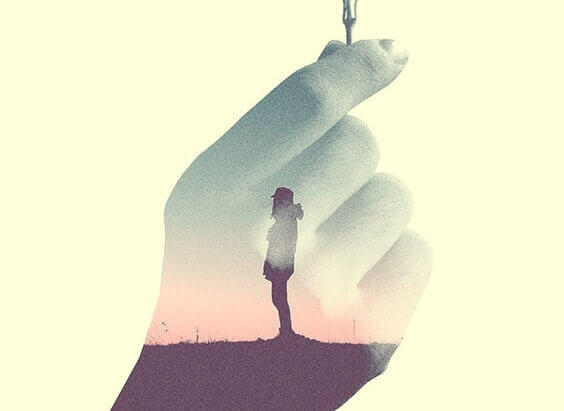 Persona dentro una mano