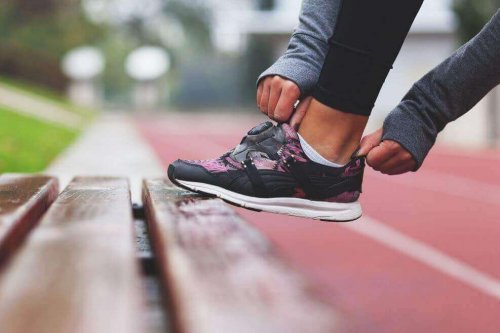 Ragazza che si mette delle scarpe da ginnastica