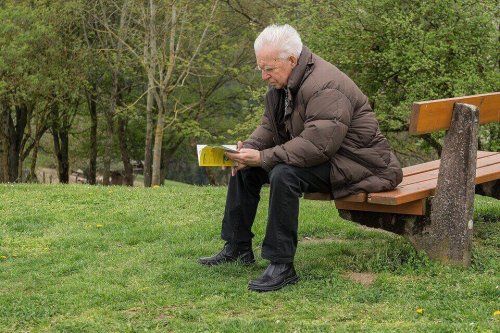 Uomo anziano che legge un libro