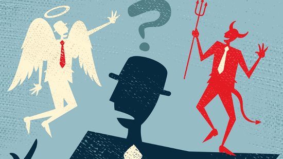 Un unomo con un angelo e un diavolo