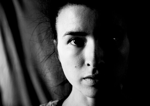 Volto di donna in bianco e nero