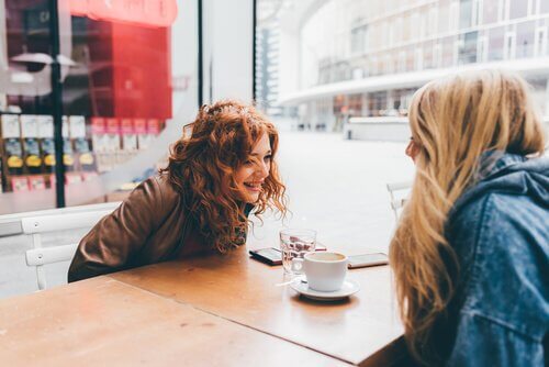 Amiche bevono un caffè uscire dalla routine