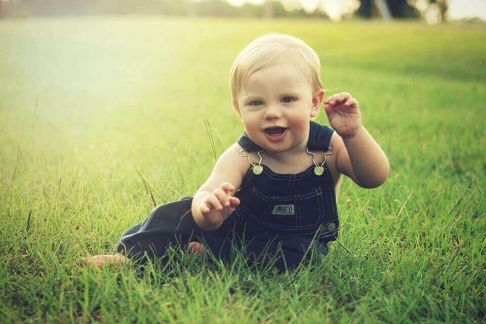 Bebé gioca sull'erba
