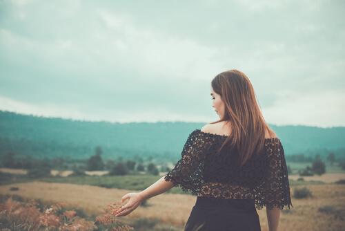 Donna in campagna autunno