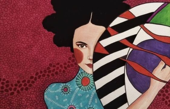 Donna nasconde il viso dietro un ventaglio persone false