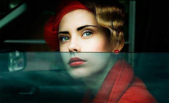 Donna vestita di rosso