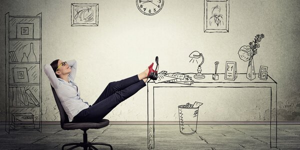 Donna perde tempo nel suo ufficio procrastinazione