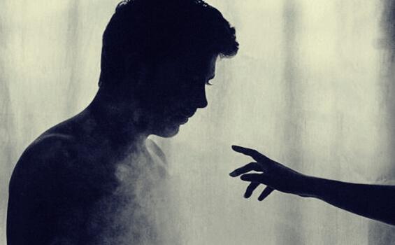 Mano s'avvicina a un uomo