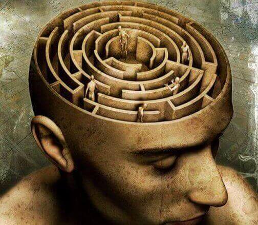 Mente di uomo a forma di labirinto