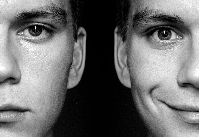 Ragazzo che manifesta emozioni contrastanti