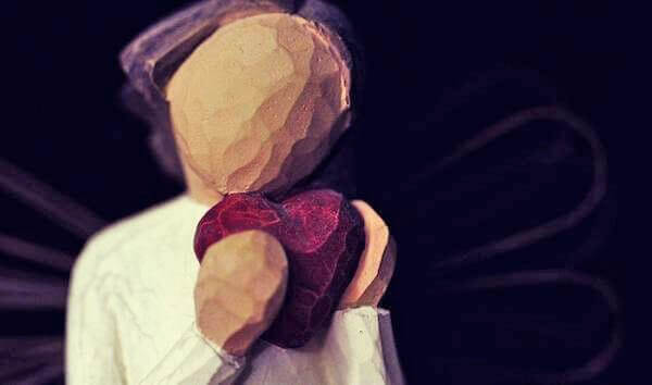 Statua di legno con un cuore