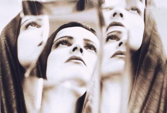 Volto di donna ripetuto bn