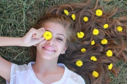 Adolescente con fiori gialli