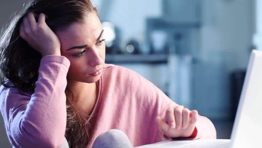 Adolescente davanti al computer