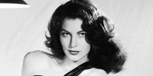 Ava Gardner con vestito nero