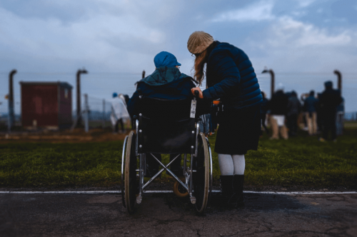 Bambina su sedia a rotelle con un'amica bambini disabili
