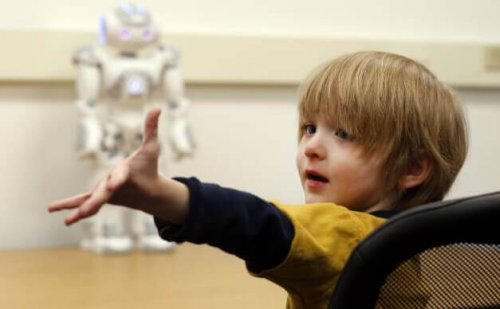 Bambino con robot