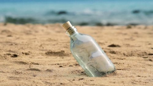 Bottiglia nella sabbia