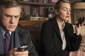 Coppia che guarda il cellulare