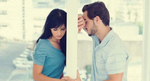 Coppia separata da parete l'amore finisce