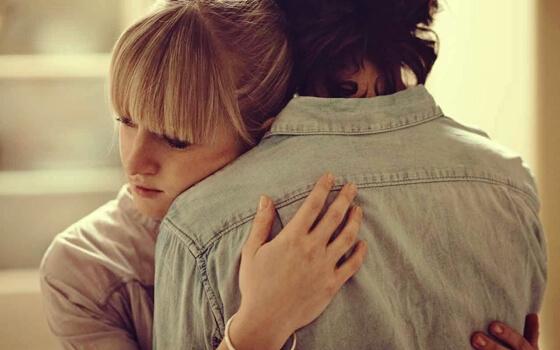 Coppia che si abbraccia affrontare una perdita