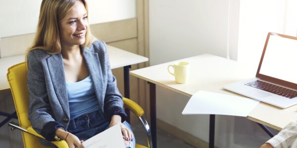 Donna al colloquio di lavoro