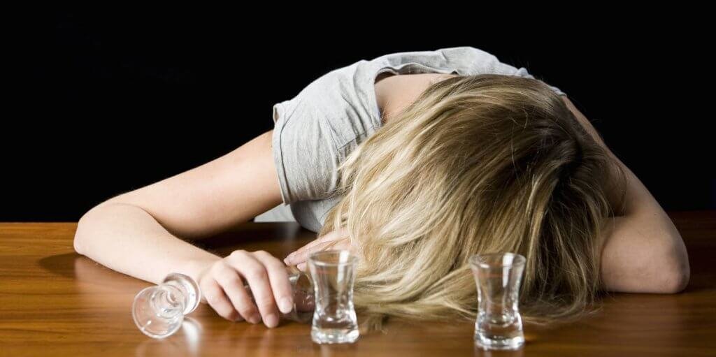 Donna che ha bevuto troppo