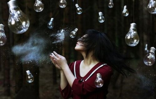 Donna circondata da lampadine