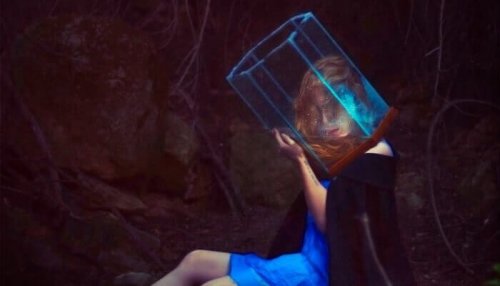 Donna con cubo di vetro in testa