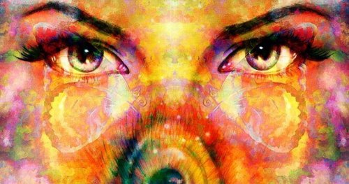 Una donna con delle farfalle